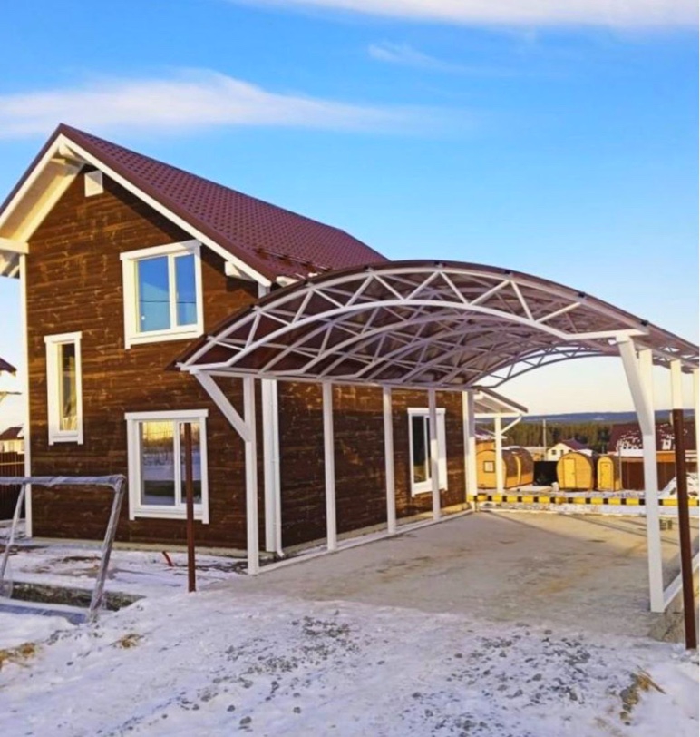 Современный автонавес с крышей из поликарбоната