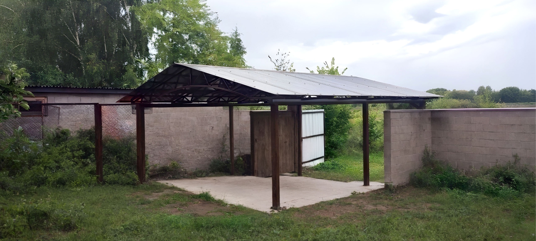 Арочный автонавес из темного поликарбоната (белые столбы)