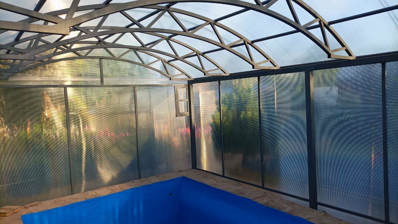 Современный автонавес с крышей из поликарбоната