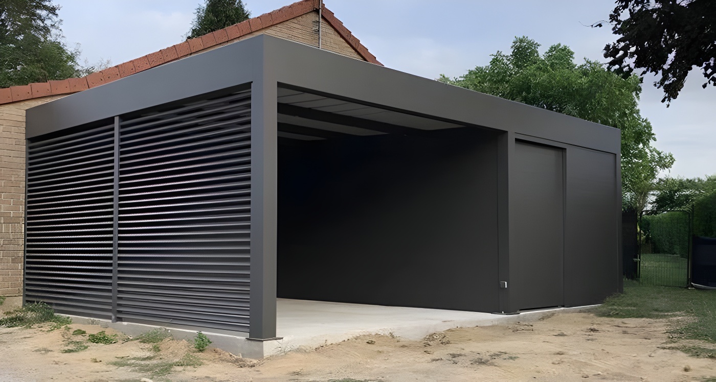 Современный автонавес с крышей из поликарбоната